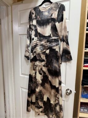 Veiled Women's Long Sleeve Abstract Print Maxi Dress in Black and Cream